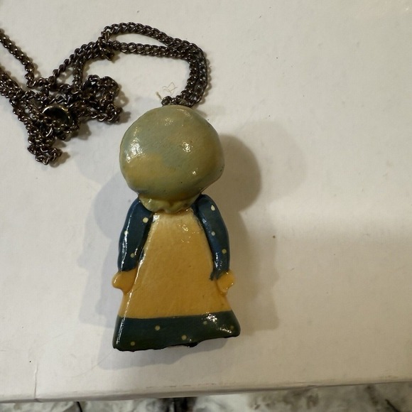 Vtg Prairie Girl Pendant In Blue Bonnet & Blue & White Dress On A Necklace Chain - Picture 2 of 14